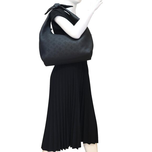 Louis Vuitton  Why Knot MM Monogram Mahina Leather Hobo Bag Black - Picture 2 of 13